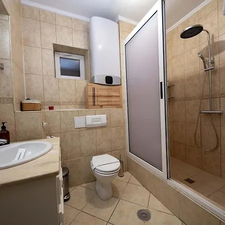 Stellar Retreat Newly Remodeled And Spacious 2br W Balcony 公寓 *