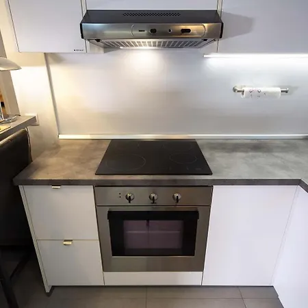 Stellar Retreat Newly Remodeled And Spacious 2br W Balcony 부쿠레슈티
